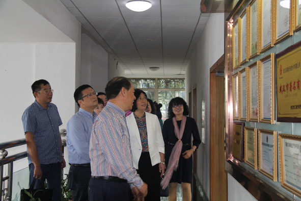 江漢大學(xué)與亞格光電簽訂全 面合作協(xié)議
